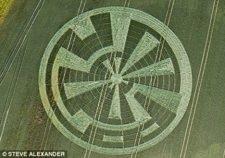 尽管麦田怪圈的设计十分惊人,但麦田主人却非常愤怒,将这种麦田圈成为“破坏艺术的行为”。 尽管麦田怪圈的设计十分惊人,但麦田主人却非常愤怒,将这种麦田圈成为“破坏艺术的行为”。